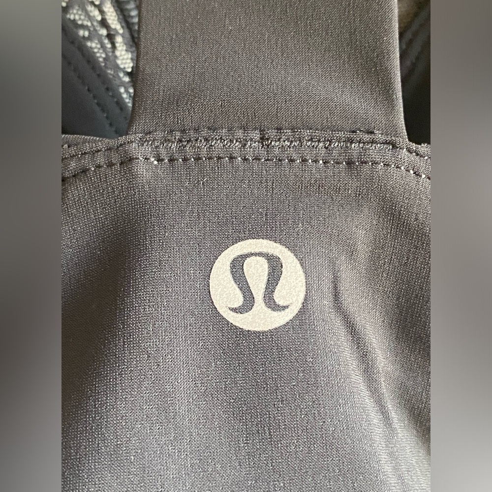 Lululemon Twist & Train Bra in Black ~ Size 4 - Picture 9 of 10